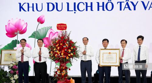 Ban Tổ chức trao Quyết định công nhận "Khu du lịch Hồ Tây và vùng phụ cận" và Chứng nhận Di sản văn hóa phi vật thể quốc gia đối với nghề ướp trà sen Quảng An.