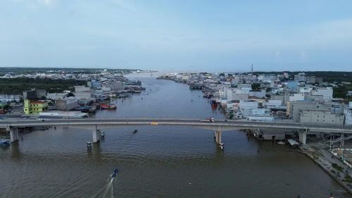 Cầu bắt qua sông Ông Đốc nối liền bờ Bắc và bờ Nam cửa biển Sông Đốc, xã Sông Đốc, tỉnh Cà Mau