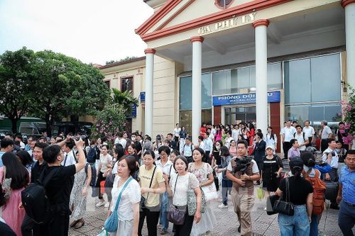 Các cán bộ, nhân viên y tế Bệnh viện Bạch Mai rời Ga Phủ Lý chuẩn bị cho ngày làm việc đầu tiên tại Bệnh viện Bạch Mai cơ sở 2. Ảnh: Phạm Tuấn Anh - TTXVN 