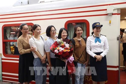 Cán bộ, y bác sĩ bệnh viện Bạch Mai tranh thủ lưu lại những hình ảnh trước giờ chuyến tàu chuyển bánh. Ảnh: Tiến Long/ TTXVN phát