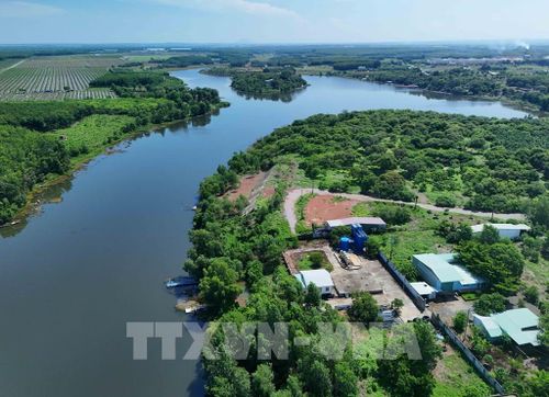 Theo bà Phạm Thị Loan, Tổng Giám đốc Công ty Cổ phần Cấp thoát nước Bình Phước, hiện nay trên địa bàn phường Đồng Phú đang có sự chồng lấn vùng cấp nước giữa các đơn vị, tình trạng này không chỉ ảnh hưởng đến hiệu quả đầu tư mà còn gây khó khăn cho công tác phát triển mạng lưới cấp nước theo quy hoạch. Ảnh: Đậu Tất Thành – TTXVN 