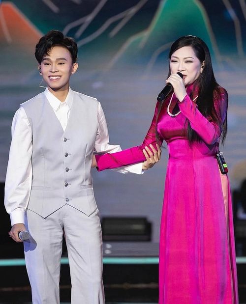 Danh ca Như Quỳnh từng chia sẻ rất mừng cho Hồ Văn Cường khi luôn có một FC rất tình cảm, thấu hiểu và ủng hộ giọng ca trẻ.