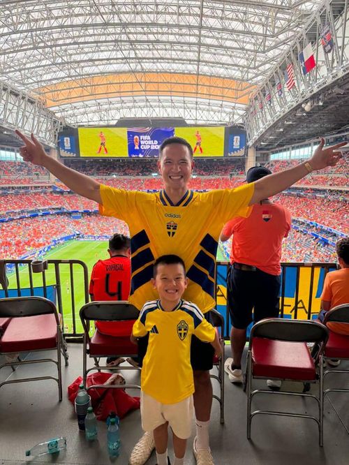 Leon và bố theo dõi trực tiếp trận đấu tại World Cup 2026.