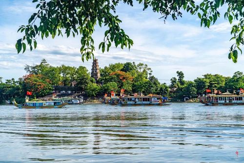 Chùa Thiên Mụ nhìn từ sông Hương. Ảnh: Cổng thông tin Sở Văn hóa và Thể thao thành phố Huế
