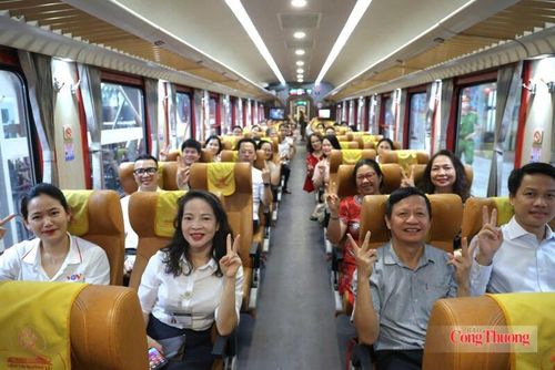 Các cán bộ, nhân viên y tế Bệnh viện Bạch Mai hào hứng trong chuyến tàu đầu tiên về cơ sở Ninh Bình làm việc.