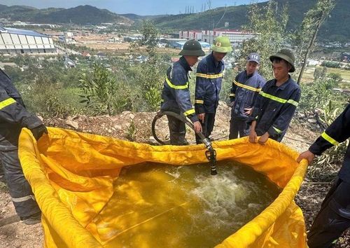 Lực lượng chức năng tạo bể nhân tạo để bơm chuyển tiếp nước lên các vị trí cao, dập tắt hoàn toàn đám cháy.