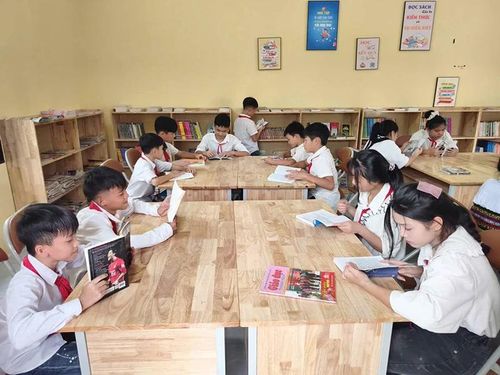 Quỹ Bảo trợ trẻ em Việt Nam, Trung tâm Công tác xã hội - Quỹ Bảo trợ trẻ em tỉnh Thanh Hóa phối hợp với các đơn vị xây dựng thư viện tại Trường THCS Nam Động, xã Thiên Phủ.
