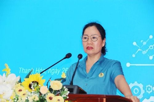 Phó Chủ tịch Liên đoàn Lao động tỉnh Trịnh Thị Hoa, Trưởng Ban Công tác công đoàn phát biểu tại hội nghị.