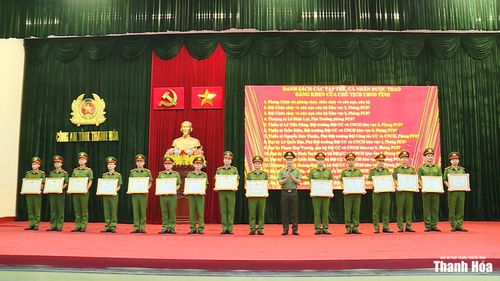 Thừa ủy quyền của Chủ tịch UBND tỉnh, Thiếu tướng Tô Anh Dũng, Giám đốc Công an tỉnh trao Bằng khen của Chủ tịch UBND tỉnh cho các tập thể, cá nhân có thành tích xuất sắc trong chữa cháy và cứu nạn cứu hộ