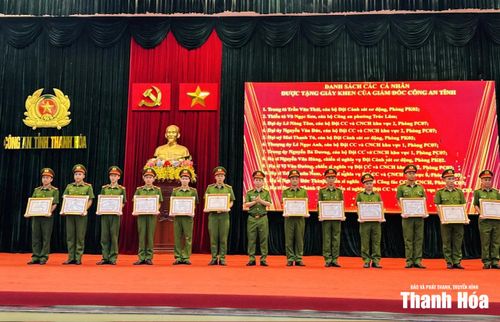 Đại tá Trịnh Văn Giang, Phó Giám đốc Công an tỉnh trao Giấy khen cho các cá nhân.