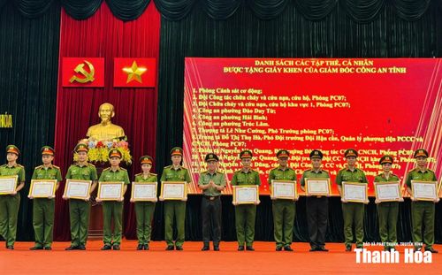 Đại tá Trần Thái Quang Hoàng, Phó Giám đốc Công an tỉnh trao Giấy khen của Giám đốc Công an tỉnh cho các tập thể, cá nhân.