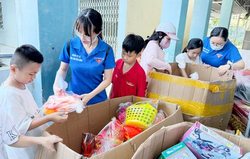 Trẻ em được Đoàn cơ sở Bệnh viện Đa khoa Kiên Giang khám sức khỏe miễn phí và tặng quà.
