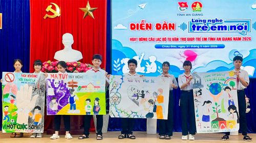 Trẻ em tham gia diễn đàn “Lắng nghe trẻ em nói” do Tỉnh đoàn An Giang tổ chức, thể hiện những vấn đề mình quan tâm qua tranh vẽ.