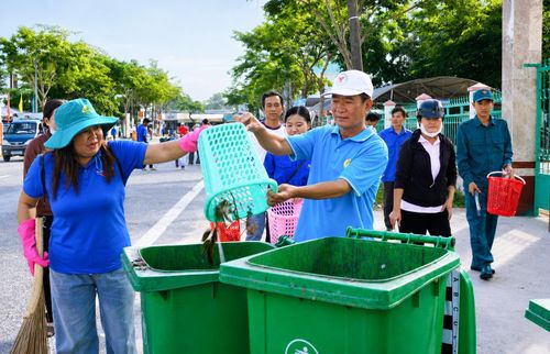 Đoàn viên, thanh niên cùng các lực lượng tham gia thu gom rác thải.