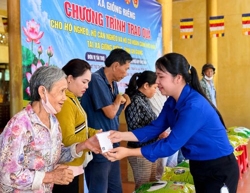 Đại diện Xã đoàn Giồng Riềng tặng quà cho hộ nghèo, hộ có hoàn cảnh khó khăn.