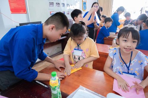 Bên cạnh kiến thức, các em học sinh được trải nghiệm, hướng dẫn nhiều kỹ năng bổ ích.
