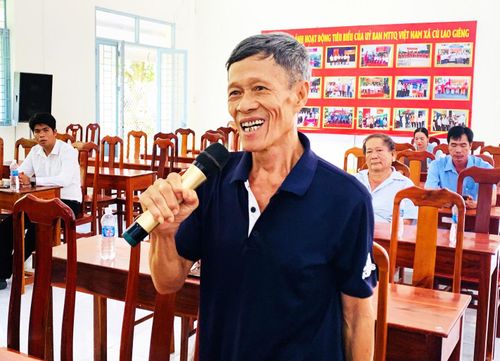 Cử tri kiến nghị tại hội nghị.