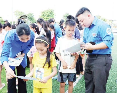  Đoàn viên, thanh niên đội hình Hoa phượng đỏ phường Tiền Phong tuyên truyền kiến thức sử dụng internet an toàn cho trẻ em. 