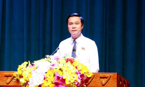 Phó Chủ tịch UBND tỉnh Lê Xuân Lợi trình bày các Tờ trình.