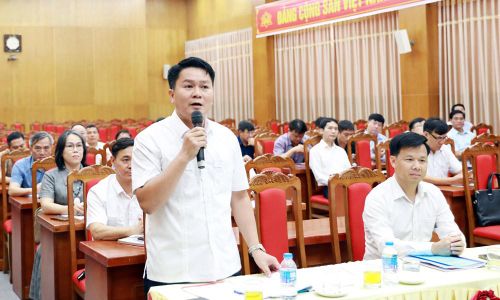 Đồng chí Vương Đức Đông, Phó Chủ nhiệm Thường trực Ủy ban Kiểm tra Đảng ủy điều hành nội dung thảo luận.