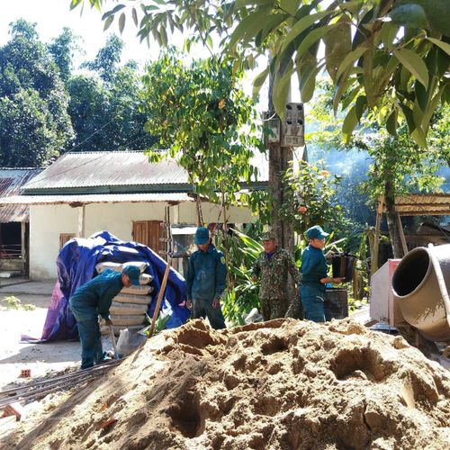 Cán bộ, chiến sĩ Ban Chỉ huy Quân sự xã Avương thi công xóa nhà tạm cho các đối tượng. Ảnh: Ban Chỉ huy Quân sự xã Avương.