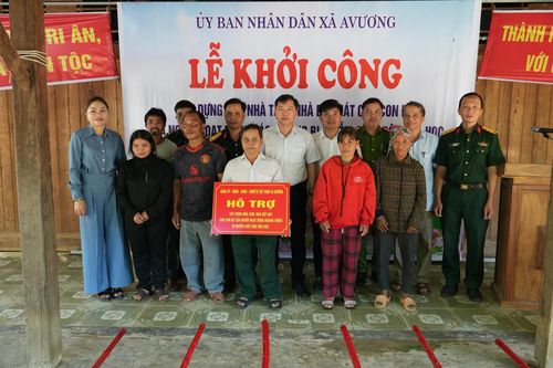 UBND xã Avương trao hỗ trợ xóa nhà tạm, nhà dột nát cho con đẻ của người hoạt động cách mạng bị nhiễm chất độc hóa học. Ảnh: Địa phương cung cấp