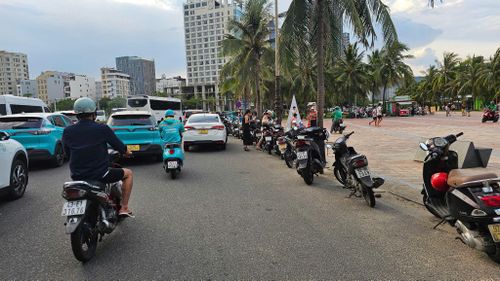 Tuy nhiên, khi không có mặt lực lượng chức năng, nhiều đoạn tuyến bị lấn chiếm để xe trở lại. Ảnh: THÀNH LÂN