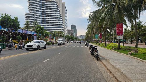 Tuyến Võ Nguyên Giáp (đoạn từ Phan Tứ đến Võ Văn Kiệt) thường xuyên bị lấn chiếm vào các khung giờ cao điểm. Ảnh: THÀNH LÂN