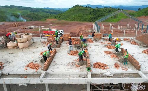 Công nhân Công ty Đầu tư xây dựng và Phát triển Minh Khôi thi công công trình Trường phổ thông nội trú liên cấp Tiểu học và THCS xã Nà Bủng.