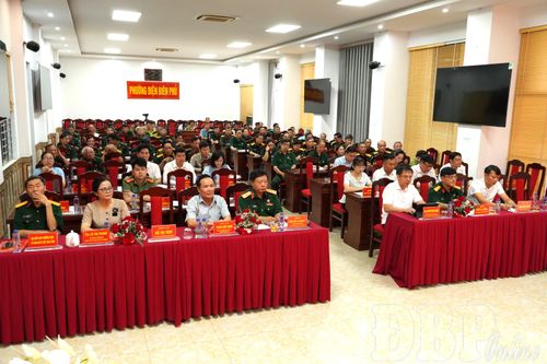 Các đại biểu dự buổi lễ.
