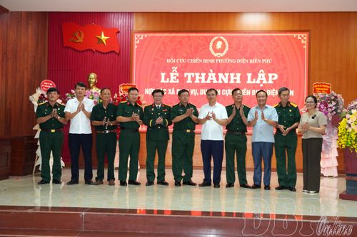 Lãnh đạo Đảng ủy phường Điện Biên Phủ, Hội Cựu chiến binh tỉnh Điện Biên chúc mừng hợp tác xã mới.