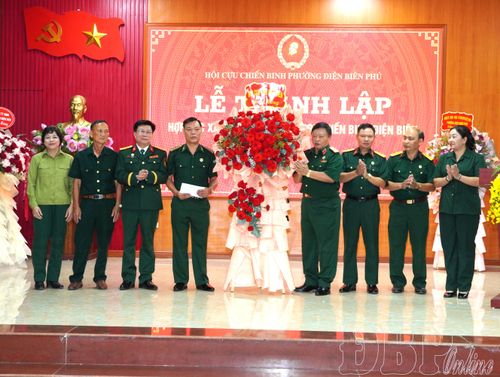 Hội Cựu chiến binh tỉnh Điện Biên tặng hoa chúc mừng Hợp tác xã.