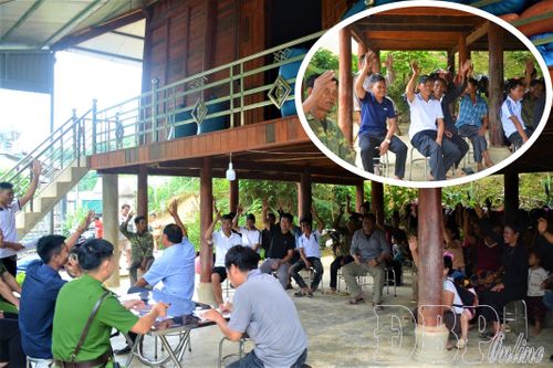 Người dân bản Công Binh biểu quyết nhất trí phương án sáp nhập và đặt tên cho bản mới.