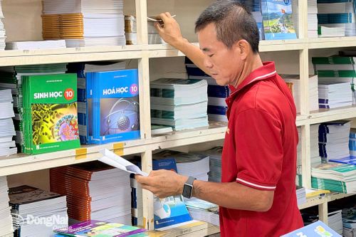 Nhân viên Công ty cổ phần Sách và Thiết bị trường học Đồng Nai tìm đầu sách theo yêu cầu của khách hàng. Ảnh: Công Nghĩa