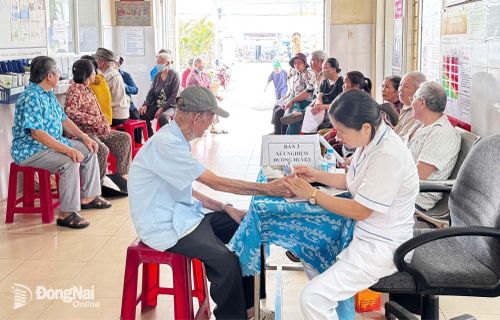 Người cao tuổi được khám sức khỏe miễn phí tại Trạm Y tế xã Xuân Bắc. Ảnh: TYT