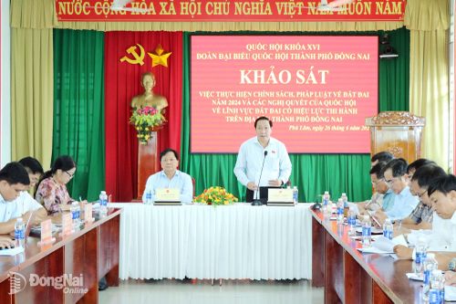 Thành ủy viên, Phó Trưởng đoàn Thường trực Đoàn đại biểu Quốc hội thành phố Đồng Nai Bùi Xuân Thống phát biểu kết luận tại buổi khảo sát. Ảnh: Vương Thế