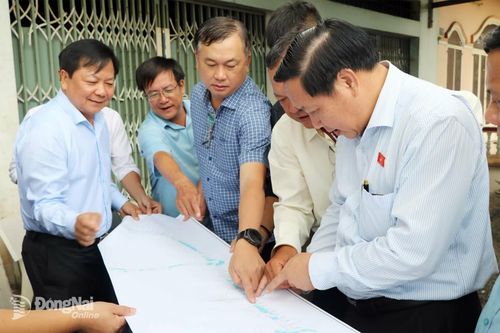 Đoàn khảo sát xem bản đồ Dự án Cao tốc Dầu Giây - Tân Phú. Ảnh: Vương Thế