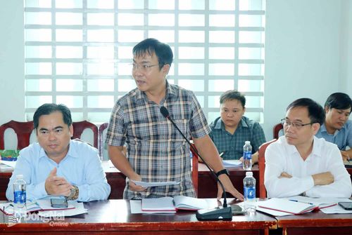 Đại diện xã Phú Lâm báo cáo về tình hình quản lý đất đai trên địa bàn. Ảnh: Vương Thế