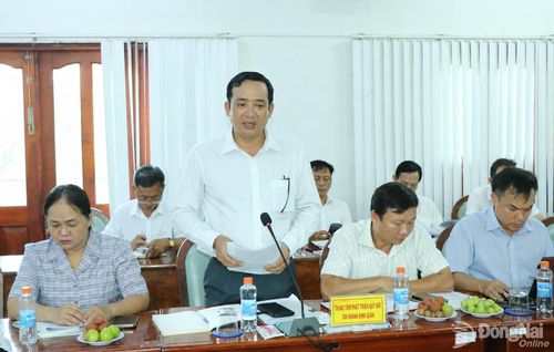 Đại diện Phòng Kinh tế xã Định Quán báo cáo về tình hình thực hiện chính sách pháp luật đất đai trên địa bàn. Ảnh: Vương Thế