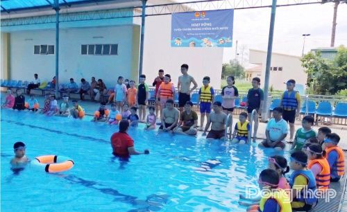 Phường đoàn Mỹ Phong phối hợp UBND phường tổ chức hoạt động tuyên truyền phòng, chống đuối nước và trang bị kỹ năng an toàn trong môi trường nước cho thiếu nhi trên địa bàn.
