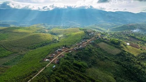  Làng Pờ Yầu nằm tách biệt trên một "sống khủng long" ở độ cao 1.200m so với mực nước biển. Ảnh: Bi Ly 