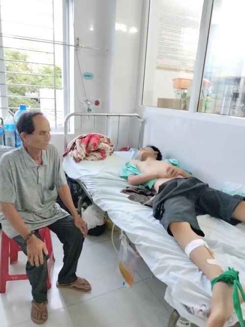 Một mình anh Lương Phú Vân vừa chăm sóc con trai mắc bệnh, vừa phụng dưỡng người cha đã ngoài 70 tuổi.