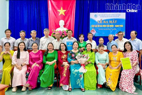 Các thành viên Câu lạc bộ Gia đình văn minh - hạnh phúc, phường Cam Ranh tại buổi ra mắt.