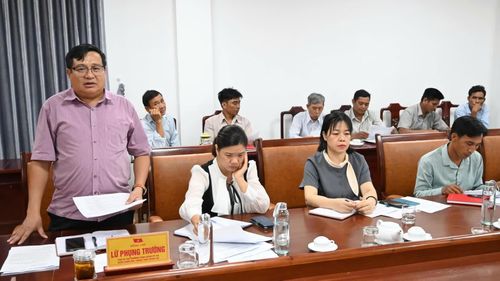 Ông Lữ Phụng Trường - Phó Bí thư Đảng ủy xã Thuận Bắc thảo luận tại hội nghị.