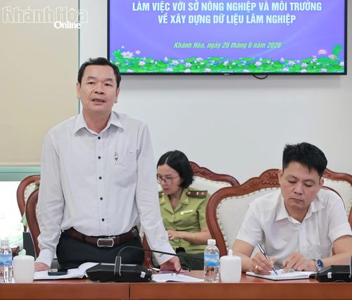Lãnh đạo Chi cục Kiểm lâm Khánh Hòa phát biểu tại cuộc họp.