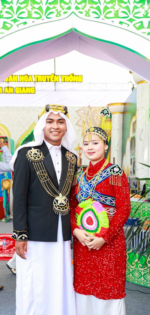Vợ chồng anh AbDol Malik và chị Ma Ri Yah dự Ngày hội Văn hóa dân tộc Chăm.