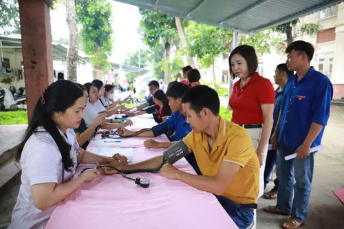 Tình nguyện viên kiểm tra huyết áp trước khi hiến máu tình nguyện.
