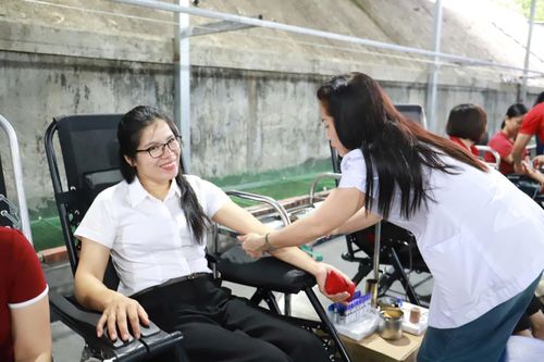 Tình nguyện viên hiến máu.