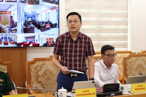 Lãnh đạo Báo và Phát thanh, Truyền hình Lai Châu tham gia ý kiến tại hội nghị.