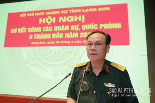 Đại tá Mai Xuân Phong, Chỉ huy trưởng Bộ Chỉ huy Quân sự tỉnh phát biểu tại hội nghị